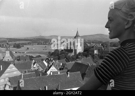 Eine junge Frau genießt den Blick über Waiblingen, Deutschland 1930er Jahre. Una giovane donna gode della vista sul Waiblingen, Germania 1930s. Foto Stock