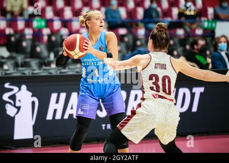 Palasport Taliercio, Venezia, 06 ottobre 2021, Leslie Vorpahl (KSC Szekszard), Beatrice Attura (Umana Reyer Venezia) durante il campionato di donne di Umana Reyer Venezia vs KSC Szekszard - Basketball Eurolega Foto Stock