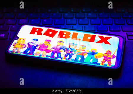 Brasile. 06 ottobre 2021. In questa foto è illustrato il logo roblox visualizzato sullo smartphone. (Foto di Rafael Henrique/SOPA Images/Sipa USA) Credit: Sipa USA/Alamy Live News Foto Stock