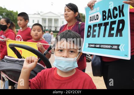 Washington, Stati Uniti. 06 ottobre 2021. I dimostranti United We Dream inviano una lettera alla Sig.ra Pelosi e al Presidente degli Stati Uniti Joe Biden e tengono un rally che richiede la cittadinanza per tutti, al Lafayette Park/White House di Washington DC, USA. Credit: SOPA Images Limited/Alamy Live News Foto Stock