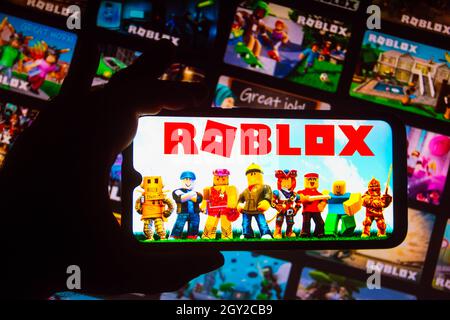 Brasile. 06 ottobre 2021. In questa foto è illustrato il logo roblox visualizzato sullo smartphone. Credit: SOPA Images Limited/Alamy Live News Foto Stock