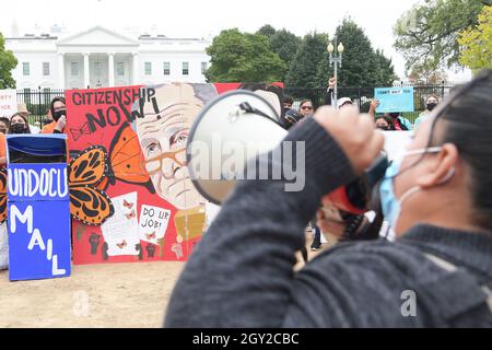 Washington, Stati Uniti. 06 ottobre 2021. I dimostranti United We Dream inviano una lettera alla Sig.ra Pelosi e al Presidente degli Stati Uniti Joe Biden e tengono un rally che richiede la cittadinanza per tutti, al Lafayette Park/White House di Washington DC, USA. Credit: SOPA Images Limited/Alamy Live News Foto Stock