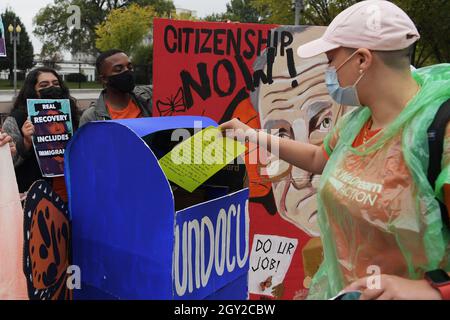 Washington, Stati Uniti. 06 ottobre 2021. I dimostranti United We Dream inviano una lettera alla Sig.ra Pelosi e al Presidente degli Stati Uniti Joe Biden e tengono un rally che richiede la cittadinanza per tutti, al Lafayette Park/White House di Washington DC, USA. Credit: SOPA Images Limited/Alamy Live News Foto Stock