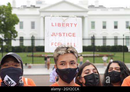 Washington, Stati Uniti. 06 ottobre 2021. I dimostranti United We Dream inviano una lettera alla Sig.ra Pelosi e al Presidente degli Stati Uniti Joe Biden e tengono un rally che richiede la cittadinanza per tutti, al Lafayette Park/White House di Washington DC, USA. Credit: SOPA Images Limited/Alamy Live News Foto Stock