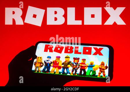 Brasile. 06 ottobre 2021. In questa foto è illustrato il logo roblox visualizzato sullo smartphone. (Foto di Rafael Henrique/SOPA Images/Sipa USA) Credit: Sipa USA/Alamy Live News Foto Stock
