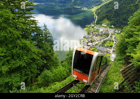 Una funivia che porta i visitatori fino a Salzwelten, Hallstatt, Austria, una delle miniere di sale più antiche del mondo. Foto Stock