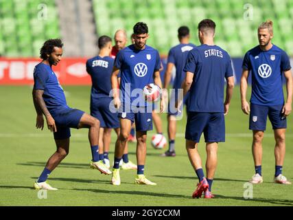 Austin, Texas, Stati Uniti. 6 ottobre 2021. I membri della United States Men's National Team (USMNT) si riscaldano per esercitarsi allo stadio Q2 di Austin mercoledì 6 ottobre 2021. La squadra degli Stati Uniti affronterà la Giamaica giovedì in una partita di qualificazione alla Coppa del mondo. Credit: Bob Daemmrich/Alamy Live News Foto Stock