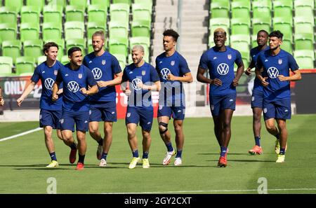 Austin, Texas, Stati Uniti. 6 ottobre 2021. I membri della United States Men's National Team (USMNT) si riscaldano per esercitarsi allo stadio Q2 di Austin mercoledì 6 ottobre 2021. La squadra degli Stati Uniti affronterà la Giamaica giovedì in una partita di qualificazione alla Coppa del mondo. Credit: Bob Daemmrich/Alamy Live News Foto Stock