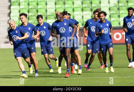 Austin, Texas, Stati Uniti. 6 ottobre 2021. I membri della United States Men's National Team (USMNT) si riscaldano per esercitarsi allo stadio Q2 di Austin mercoledì 6 ottobre 2021. La squadra degli Stati Uniti affronterà la Giamaica giovedì in una partita di qualificazione alla Coppa del mondo. Credit: Bob Daemmrich/Alamy Live News Foto Stock