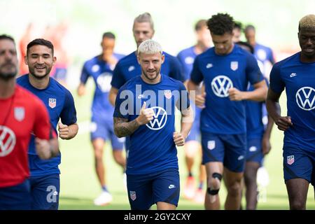 Austin, Texas, Stati Uniti. 6 ottobre 2021. I membri della United States Men's National Team (USMNT) si riscaldano per esercitarsi allo stadio Q2 di Austin mercoledì 6 ottobre 2021. La squadra degli Stati Uniti affronterà la Giamaica giovedì in una partita di qualificazione alla Coppa del mondo. Credit: Bob Daemmrich/Alamy Live News Foto Stock