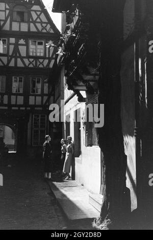 Ein Ausflug nach Neustadt an der Weinstrasse, Deutsches Reich 1930er Jahre. Una escursione a Neustadt an der Weinstrasse; Germania 1930s. Foto Stock