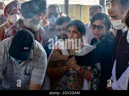 Srinagar, India. 06 ottobre 2021. Moglie e figlia piangono vicino al corpo morto di Makhan Lal Bindroo, un uomo d'affari Indù pandit e proprietario di una farmacia, durante la sua cremazione a Srinagar. Bindroo, un indù Kashmiri e altri due uomini sono stati uccisi da pistoleri sconosciuti sospettati di essere militanti in attacchi separati il martedì sera. Credit: SOPA Images Limited/Alamy Live News Foto Stock