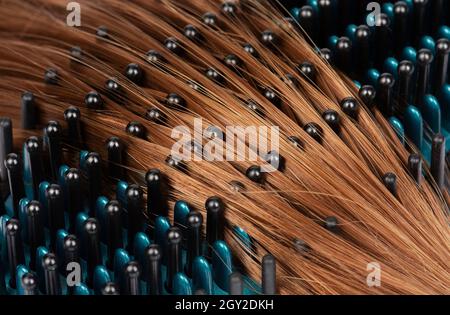 Spazzola elettrica per lisciare i capelli rossi Foto stock - Alamy