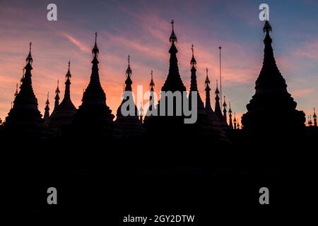 Stupa intorno a Sandamuni Sandamani o Sandar Mu ni pagoda durante il tramonto a Mandalay, Myanmar Foto Stock