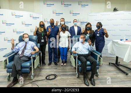 Cinque persone hanno ricevuto COVID-19 Pfizer Vaccine Booster (L - R Dr. Andrew Adesman, infermiera Elyse Isopo, Dr. Yves Duroseau, infermiera Sandra Lindsay, Dr. Richard Schwartz), Gli amministratori (Chief Medical Officer David Battinelli, Executive Director Michael Goldberg), i dipendenti che hanno amministrato i booster (infermiera Marie Lebrun, Dr. Michelle Chester) posano presso il Teaching Center LIJ Medical Center di New Hyde Park, NY il 6 ottobre 2021. Sandra Lindsay è stata la prima persona a ricevere il vaccino negli Stati Uniti il 14 dicembre 2020. Il Centro per il controllo delle malattie (CDC) il 23 settembre 2021 ha autorizzato la distribuzione di PF Foto Stock