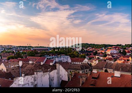 Vista aerea sulla città Sopron una giornata estiva soleggiata dalla Torre dei Vigili del fuoco medievale. Foto Stock