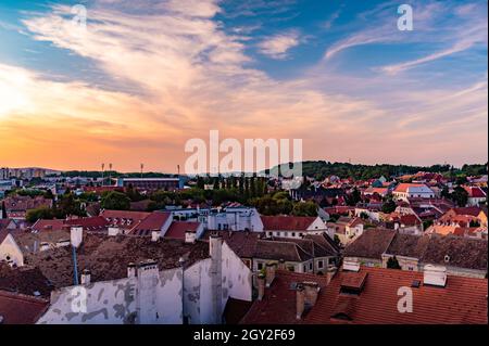 Vista aerea sulla città Sopron una giornata estiva soleggiata dalla Torre dei Vigili del fuoco medievale. Foto Stock