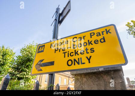 Cartello di avvertimento Covid per l'accesso a Knole House Sevenoakes kent. Foto Stock