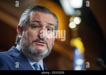 Washington, Stati Uniti. 06 ottobre 2021. Il Sen. Ted Cruz, R-TX, e altri repubblicani del Senato parlano durante una conferenza stampa sulla gestione del confine da parte dell'amministrazione Biden presso il Campidoglio degli Stati Uniti a Washington, DC., mercoledì 6 ottobre 2021. Foto di Bonnie Cash/UPI Credit: UPI/Alamy Live News Foto Stock