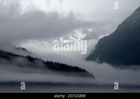 Nebbia fitta sulla costa di Fox Island, Resurrection Bay, Seward, Alaska, USA Foto Stock
