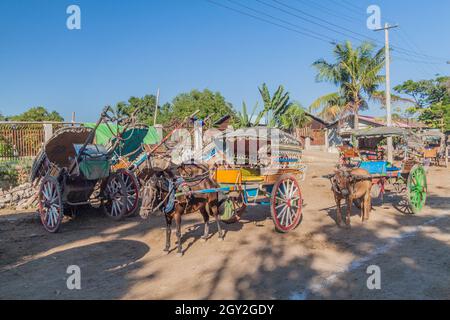Carretti di cavalli in attesa di turisti nella città antica Inwa Ava vicino Mandalay, Myanmar Foto Stock