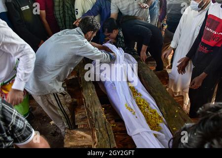 Srinagar, India. 06 ottobre 2021. (NOTA DEI REDATTORI: L'immagine raffigura la morte) la figlia pianse nei pressi del corpo morto di Makhan Lal Bindroo, un uomo d'affari Indù pandit e proprietario di una farmacia, durante la sua cremazione a Srinagar. Bindroo, un indù Kashmiri e altri due uomini sono stati uccisi da pistoleri sconosciuti sospettati di essere militanti in attacchi separati il martedì sera. (Foto di Saqib Majeed/SOPA Images/Sipa USA) Credit: Sipa USA/Alamy Live News Foto Stock