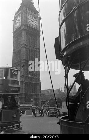 Am Big Ben bei den Case del Parlamento a Londra, 1930er Jahre. Presso le case del Parlamento europeo a Londra, 1930s. Foto Stock