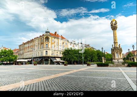 SZOMBATHELY, UNGHERIA - 15 AGOSTO 2021: Vista sulla Statua della Santissima Trinità o Szentharomsag szobor sulla piazza principale o Fo Square e la gente Foto Stock