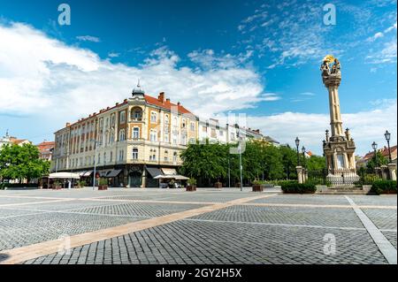 SZOMBATHELY, UNGHERIA - 15 AGOSTO 2021: Vista sulla Statua della Santissima Trinità o Szentharomsag szobor sulla piazza principale o Fo Square e la gente Foto Stock