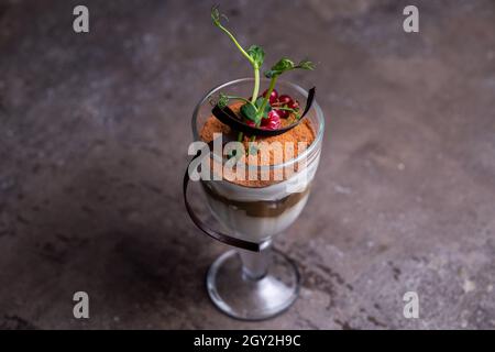 dessert al tiramisù in un bicchiere di frutti di bosco Foto Stock