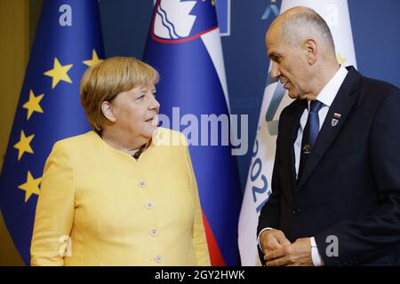 Brdo PRI Kranju, Slovenia. 06 ottobre 2021. Il primo ministro sloveno Janez Jansa (R) dà il benvenuto alla cancelliera tedesca Angela Merkel (L) che arriva al vertice UE-Balcani occidentali a Brdo pri Kranju. Credit: SOPA Images Limited/Alamy Live News Foto Stock