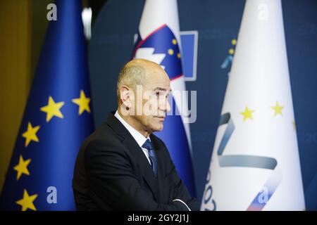 Brdo PRI Kranju, Slovenia. 06 ottobre 2021. Il primo ministro sloveno Janez Jansa attende che i leader dell'UE e dei Balcani arrivino al vertice UE-Balcani occidentali a Brdo pri Kranju. Credit: SOPA Images Limited/Alamy Live News Foto Stock
