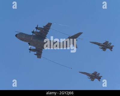 Madrid, Spagna. 6 ottobre 2021. Una nave cisterna Airbus A400M che simula un'operazione di rifornimento di due F18 durante le prove del Flypassato dell'Aeronautica Spagnola di diversi tipi di velivoli sul cielo di Madrid preparando le celebrazioni della Giornata Nazionale Spagnola che si terrà il 12 ottobre. © Valentin Sama-Rojo/Alamy Live News. Foto Stock