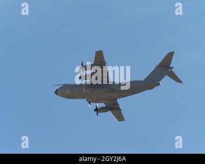 Madrid, Spagna. 6 ottobre 2021. Un Airbus A400M durante le prove del Flypassato dell'Aeronautica militare spagnola di diversi tipi di velivoli sul cielo di Madrid, preparando le celebrazioni della Giornata Nazionale Spagnola che si terrà il 12 ottobre. © Valentin Sama-Rojo/Alamy Live News. Foto Stock