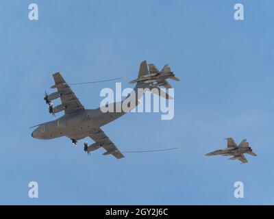 Madrid, Spagna. 6 ottobre 2021. Una nave cisterna Airbus A400M che simula un'operazione di rifornimento di due F18 durante le prove del Flypassato dell'Aeronautica Spagnola di diversi tipi di velivoli sul cielo di Madrid preparando le celebrazioni della Giornata Nazionale Spagnola che si terrà il 12 ottobre. © Valentin Sama-Rojo/Alamy Live News. Foto Stock