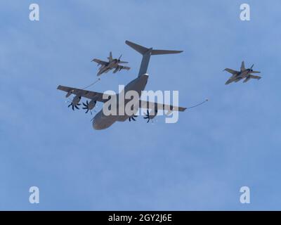 Madrid, Spagna. 6 ottobre 2021. Una nave cisterna Airbus A400M che simula un'operazione di rifornimento di due F18 durante le prove del Flypassato dell'Aeronautica Spagnola di diversi tipi di velivoli sul cielo di Madrid preparando le celebrazioni della Giornata Nazionale Spagnola che si terrà il 12 ottobre. © Valentin Sama-Rojo/Alamy Live News. Foto Stock