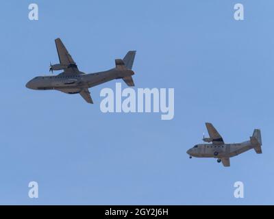 Madrid, Spagna. 6 ottobre 2021. Un Airbus C-295 (L) e un Airbus C-212 Aviocar (R) dell'Aeronautica Spagnola durante le prove del Flypassato dell'Aeronautica Spagnola di diversi tipi di velivoli sul cielo di Madrid preparando le celebrazioni della Giornata Nazionale Spagnola che si terrà il 12 ottobre. © Valentin Sama-Rojo/Alamy Live News. Foto Stock