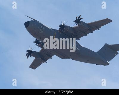 Madrid, Spagna. 6 ottobre 2021. Un Airbus A400M durante le prove del Flypassato dell'Aeronautica militare spagnola di diversi tipi di velivoli sul cielo di Madrid, preparando le celebrazioni della Giornata Nazionale Spagnola che si terrà il 12 ottobre. © Valentin Sama-Rojo/Alamy Live News. Foto Stock