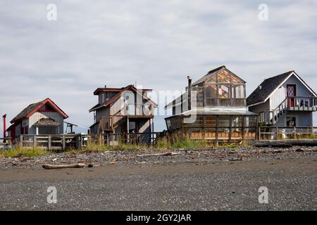 Vecchie case sul Homer Spit, Homer, Alaska, Stati Uniti Foto Stock