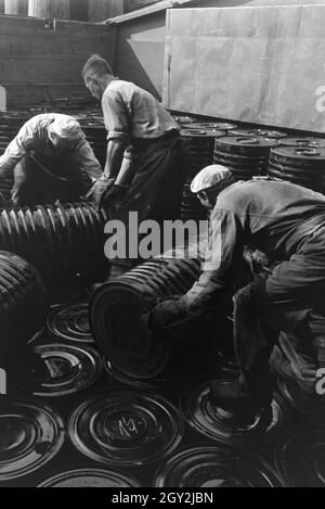 Lagerarbeiter der Rhenania Ossag Mineralölwerke AG DI AMBURGO das verladen Bitumenprodukt Mexphalt auf Schiffe, Deutschland 1930er Jahre. Warehousemen della Rhenania Ossag Mineraloelwerke AG ad Amburgo il carico di una nave con il bitume prodotto Mexphalt, Germania 1930s. Foto Stock