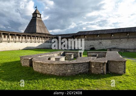 Cremlino di Pskov, Russia-28 maggio 2021: Il territorio del Cremlino in una giornata estiva soleggiata. Foto Stock