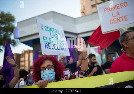 Malaga, Spagna. 06 ottobre 2021. Una protesta ha visto alzarsi la mano mentre prende parte alla protesta. Il prezzo dell'elettricità in Spagna continua a infrangere ogni giorno nuovi record a causa dei maggiori costi dei prezzi sui mercati all'ingrosso. I consumatori chiedono un adeguamento e una regolamentazione del mercato dell'energia per evitare abusi di prezzo dell'elettricità da parte delle società elettriche. Credit: SOPA Images Limited/Alamy Live News Foto Stock