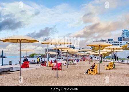 L'HTO Park Beach con i suoi tradizionali ombrelloni gialli a Toronto, Canada Foto Stock