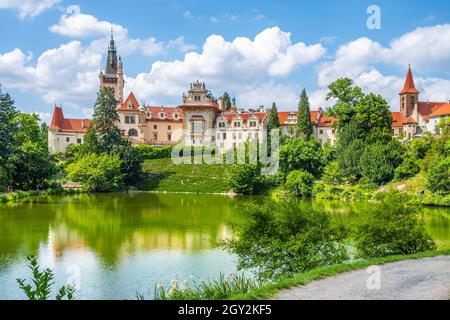 Pruhonice castello e parco naturale paesaggio con giardino lago in soleggiata giornata estiva, Pruhenice, Repubblica Ceca. Sito patrimonio dell'umanità dell'UNESCO Foto Stock