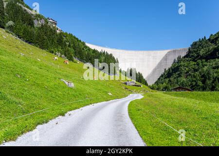 Enorme diga in calcestruzzo di apline nella soleggiata giornata estiva. Zillergrundl Speicher, Alpi Zillertal, Austria Foto Stock