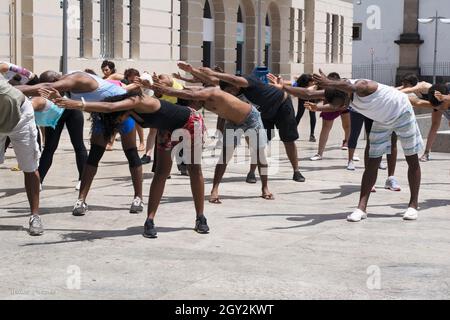 Salvador, Bahia, Brasile - 31 dicembre 2015: Maestro Re ballerini nell'ultima classe dell'anno a Pelourinho, Salvador, Bahia. Foto Stock