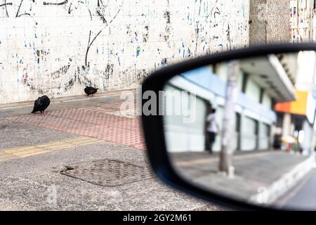 Salvador, Bahia, Brasile - 17 giugno 2021: Vista della scena urbana attraverso il vetro posteriore auto. Foto Stock