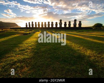 Alba sopra le sculture di pietra Moai a AHU Tongariki, isola di Pasqua, Cile. Foto Stock