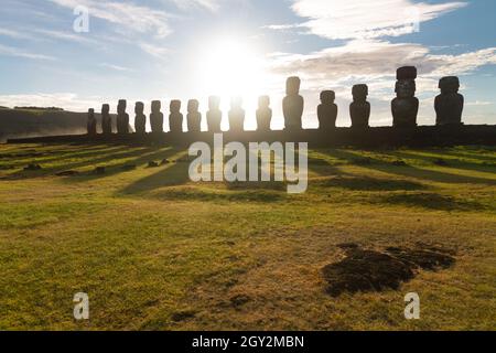 Alba sopra le sculture di pietra Moai a AHU Tongariki, isola di Pasqua, Cile. Foto Stock
