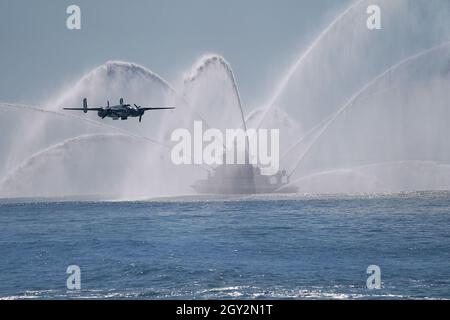Huntington Beach, California, Stati Uniti. 1 ottobre 2021. Il LYON MUSEUM B52 Bomber si esibisce al Pacific Airshow 2021, Huntington Beach, California, USA, 1 ottobre, 2021. Circa 1.5 milioni di persone hanno partecipato al quinto evento annuale Pacific Airshow durante il fine settimana. Tra gli artisti in primo piano si segnalano la US Navy Blue Angeles, gli US Air Force Thuderbirds, Canadian Forces Snowbirds, Lyons Air Museum B-52, US Navy Leap Frogs, US Army Golden Knights, US Navy F35c demo team, US Navy EA-18 G Growler Legacy Flight Team, Greg Colyer T-22 ''Ace Maker'', Red Bull Air Force, Michael Wiscus - Lucas Oil, Orbis Foto Stock